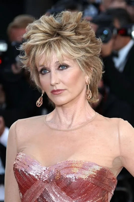 Jane Fonda Deluxe schöne kurze gewellte Perücke aus 100 % Echthaar, gemischte Farben, 20,3 cm