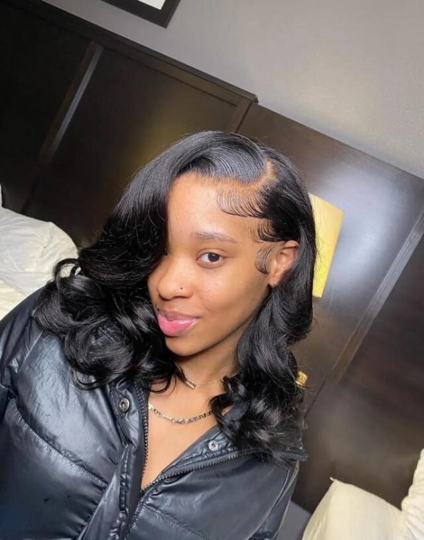 Charmante kurze, lockere, gewellte Echthaarperücke