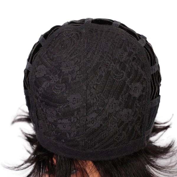 Kurzes menschliches Haar im Pixie-Schnitt mit Pony